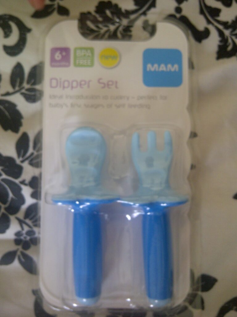 The MAM Dipper Set includes a blue spoon and fork, designed for babies 6 months and up. BPA-free, this set helps little ones learn to self-feed with ease.